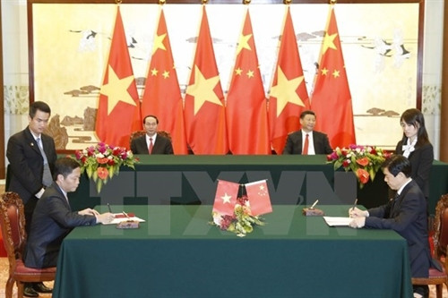 陈大光主席和习近平主席出席越中关于电子商务合作的谅解备忘录签字仪式。（图片来源：越通社）