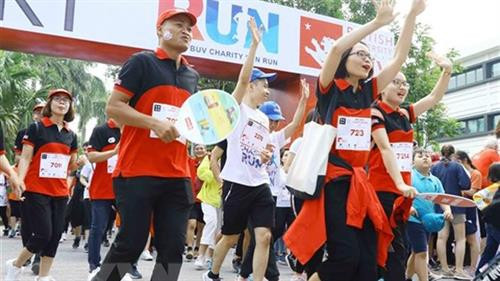 慈善乐跑活动吸引8000人参加。图自越通社