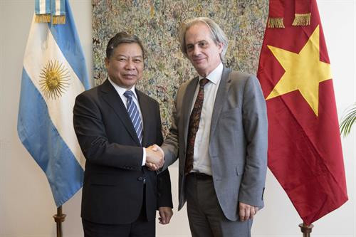 越共中央对外部副部长阮辉增与阿根廷外交部副部长帕勃罗·特塔曼蒂。图自越通社