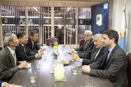 越共中央对外部副部长阮辉增会见阿根廷正义党主席乔斯·乔亚。图自越通社