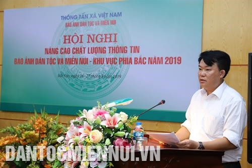 赫蒙族语编译员宋阿鸿在会议上发表讲。记者 黄河 摄