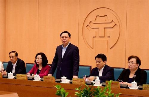 越共中央政治局委员、河内市委书记王廷惠主持会议。图自互联网