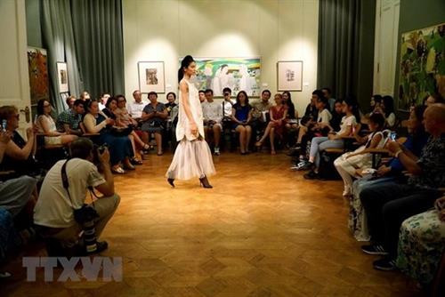 越南真丝奥黛征服了俄罗斯观众。图自越通社