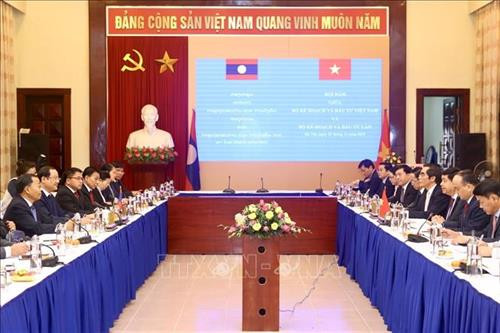 越南计划与投资部部长阮志勇与老挝副总理兼计划与投资部部长宋赛·西潘敦在河内举行会谈。图自越通社