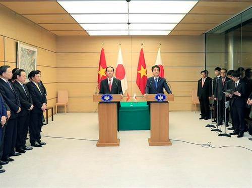 越南国家主席陈大光与日本首相安培普三召开记者。越通社记者 颜创 摄