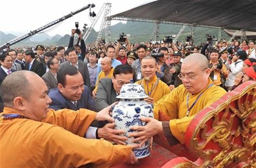在三祝湖举行的迎水仪式。图自越通社 在三祝湖举行的迎水仪式。图自越通社