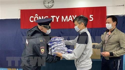 5·9制衣公司4月16日向普拉夫斯克市警察单位赠送重复性使用的布料口罩500个。图自越通社