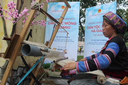 河江省“蒙族文化空间”中的织布表演。(图片来源:因特网) 河江省“蒙族文化空间”中的织布表演。(图片来源:因特网)