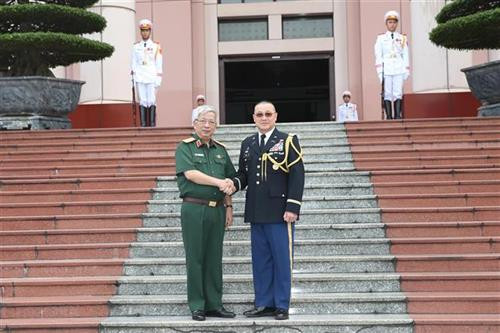 越南国防副部长阮志咏（左）会见美国驻越国防武官尊室俊。图自越通社
