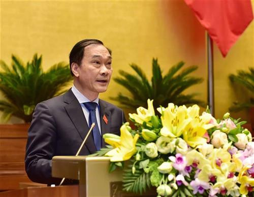 国会经济委员会主任武红青发表关于《证券法（修正案）》的说明及修改意见报告。图自越通社
