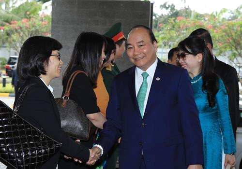 越南政府总理阮春福圆满结束对新加坡进行正式访问和出席第32届东盟峰会之行。越通社记者 统一 摄 越南政府总理阮春福圆满结束对新加坡进行正式访问和出席第32届东盟峰会之行。越通社记者 统一 摄