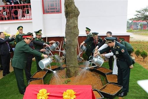 各位代表种植纪念树。图自越通社