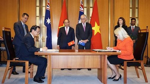 在越澳两国总理的见证下，劳动荣军与社会部部长陶玉容（左）同澳大利 亚职业技术教育部部长凯伦•安德鲁斯签署合作备忘录。(图片来源：劳动荣军与社会部）