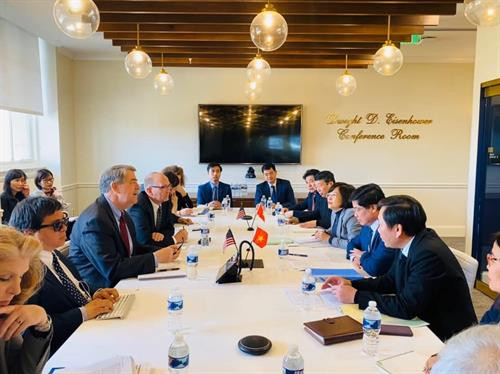 双方代表进行座谈前景。图自https://baodautu.vn/ 双方代表进行座谈前景。图自https://baodautu.vn/