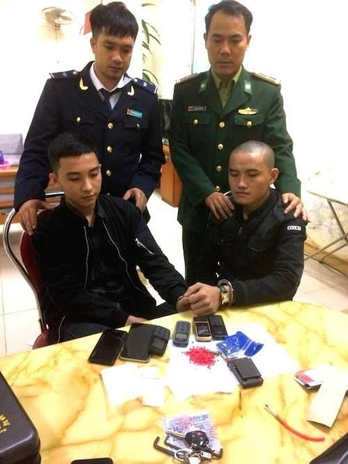 非法运输400片合成毒品从老挝入境越南的两名嫌犯。(图片来源:因特网) 非法运输400片合成毒品从老挝入境越南的两名嫌犯。(图片来源:因特网)