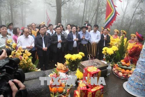 海阳省五岳山祭祀天地仪式吸引四面八方游客前来参加。越通社记者 孟明 摄。
