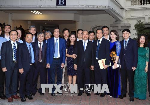 阮春福与《人民报》报社干部职工合影。 越通社记者 统一 摄