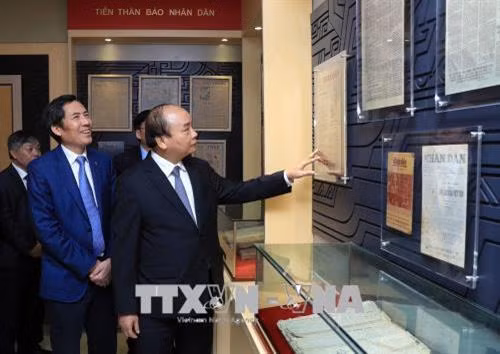 阮春福参观《人民报》社史室。 越通社记者 统一 摄