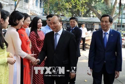 越南政府总理阮春福走访慰问《人民报》报社干部职工。 越通社记者 统一 摄