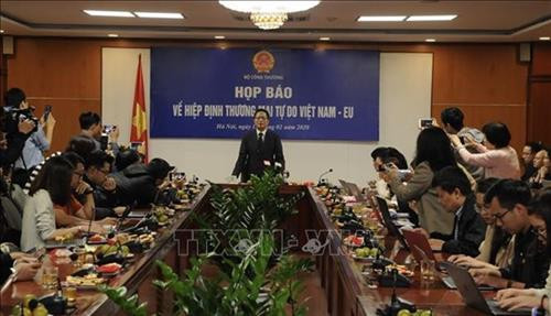 越南工贸部部长陈俊英在新闻发布会上发表讲话。图自越通社 越南工贸部部长陈俊英在新闻发布会上发表讲话。图自越通社