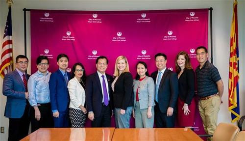 越南驻美国大使何金玉会见菲尼克斯市市长凯特·加莱戈。图自越通社 越南驻美国大使何金玉会见菲尼克斯市市长凯特·加莱戈。图自越通社