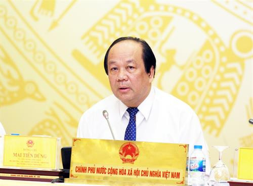 越南政府办公厅主任梅进勇部长6月2日在介绍政府5月份例行会议的主要内容。越通社记者 阮民 摄