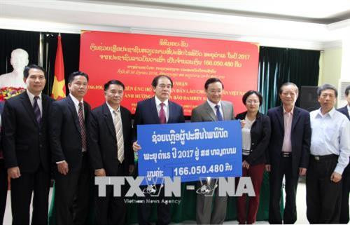老挝人民捐款援助越南洪水受灾民众。（图片来源：越通社）