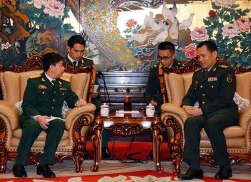 陈曰能中校（左）与刘忠斌大校进行交谈。（图片来源：人民军队报）