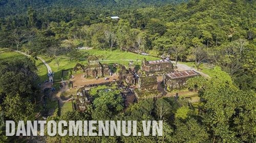 美山塔群曾是占婆王朝皇帝和亲王等的陵墓,是举行祭祀活动之地。1999年12月,美山塔区被联合国教科文组织列入世界文化遗产名录。 美山塔群曾是占婆王朝皇帝和亲王等的陵墓,是举行祭祀活动之地。1999年12月,美山塔区被联合国教科文组织列入世界文化遗产名录。