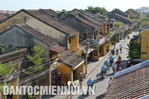 ..会安古镇仍保存原貌,是一个古老建筑群,包括住房、寺庙、井、大桥、祠堂、码头和市场等工程。 ..会安古镇仍保存原貌,是一个古老建筑群,包括住房、寺庙、井、大桥、祠堂、码头和市场等工程。