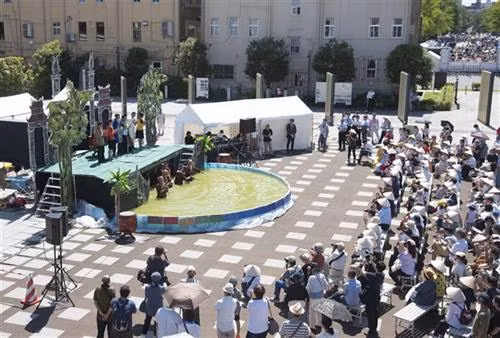 各代表观看越南水上木偶戏艺术节目。图自越通社