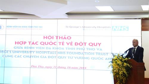 英国伦敦圣·乔治医院代表在研讨会上发表讲话。图自越通社