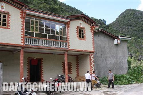 基于大力展开各经济发展模式，特别是综合经济模式，生朗乡贫困户比例已大大下降。记者 阮战 摄 综合经济与商品生产和市场相结合的模式已帮助河江省高山区数百户少数民族同胞脱贫，逐步走上致富之路。图为 马 著村村民生米机正栽培其梨子园。记者 阮战 摄
