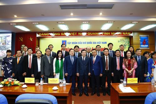 政府副总理郑廷勇与越南国家油气集团干部职工合影。（图片来源：越通社）