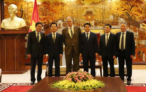 越共中央委员、河内市委副书记、河内市人民委员会主席阮德钟（右三）与结束工作任期前来拜会的德国驻越大使克里斯蒂安•贝格尔合影。图自http://hanoimoi.com.vn