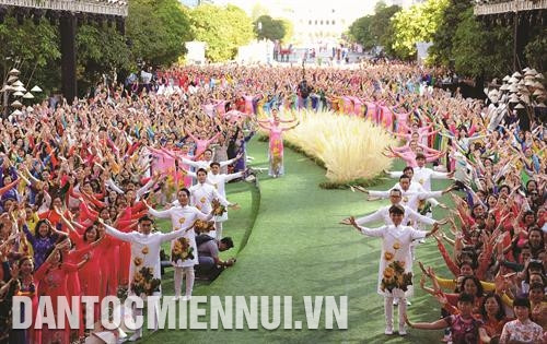 数千名胡志明市居民参加在阮惠街举行的奥黛游行活动。记者 安孝 摄