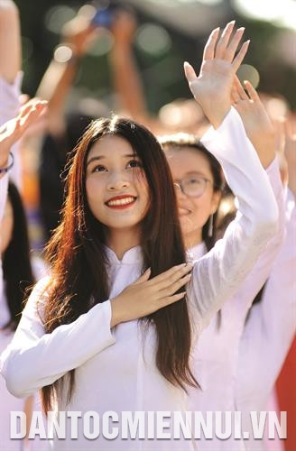 身穿奥黛的胡志明市女生。记者 安孝 摄