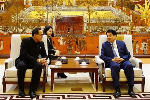 河内市人民委员会主席阮德钟（右）会见前来礼节性拜会的泰国驻越南大使塔尼·桑加特。图自越通社