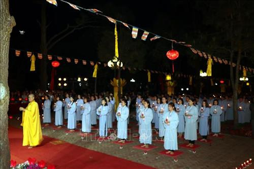 昆山寺莲花会上节场景。图自越通社
