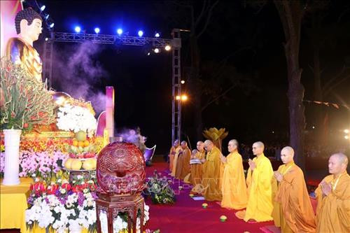 昆山寺莲花会上节场景。图自越通社