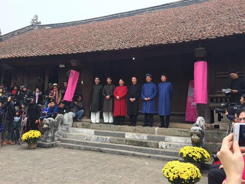 越南男士奥黛亮相文庙国子监。（图片来源：http://vanmieu.gov.vn）