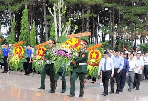 2018-2019旱季得乐省对在柬牺牲的17具越南烈士遗骸收迁安葬。图自daklak.gov.vn