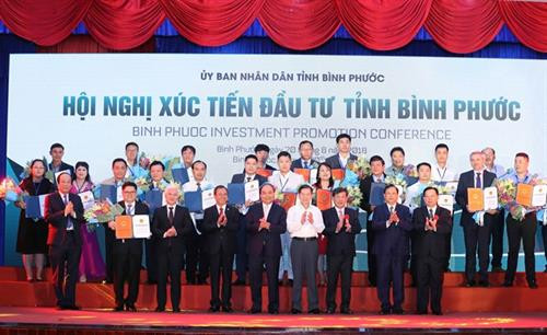 阮春福同企业家合影。 越通社记者 统一 摄 阮春福同企业家合影。 越通社记者 统一 摄