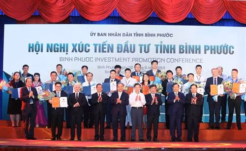 阮春福同企业家合影。 越通社记者 统一 摄