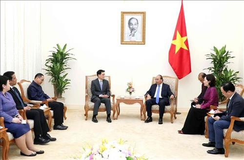 越南政府总理阮春福（右）会见泰国央行行长Veerathai Santiprabhob。图自越通社
