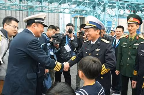 越南015号和011号舰艇抵达中国青岛参加多国海军活动。图自因特网