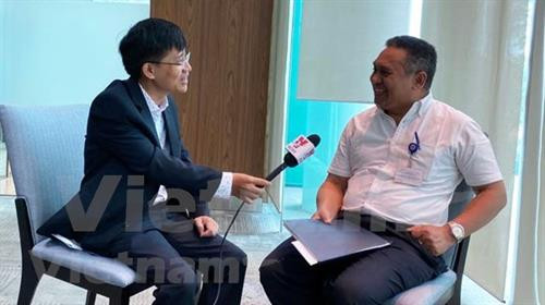 印尼佩利塔•哈拉潘大学国际关系教授亚历克修斯·杰玛杜接受越通社记者采访。图自越通社