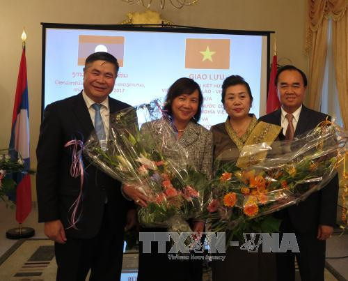 越南驻德国大使段春兴（左一）与夫人和老挝驻德国大使西通·奇特角（右一）与夫人。（图片来源：越通社）