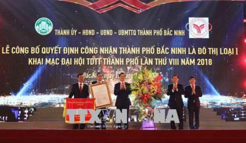 王廷惠向北宁市领导授予竞赛锦旗和花篮。 越通社记者 清商 摄 王廷惠向北宁市领导授予竞赛锦旗和花篮。 越通社记者 清商 摄