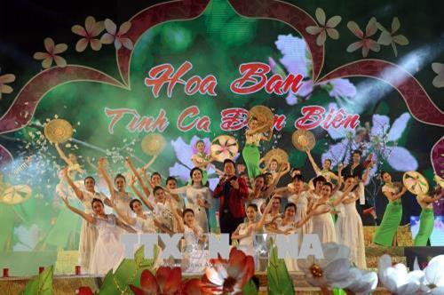 2018年奠边省羊蹄甲花节文艺表演节目。越通社记者 潘俊英 摄 2018年奠边省羊蹄甲花节文艺表演节目。越通社记者 潘俊英 摄